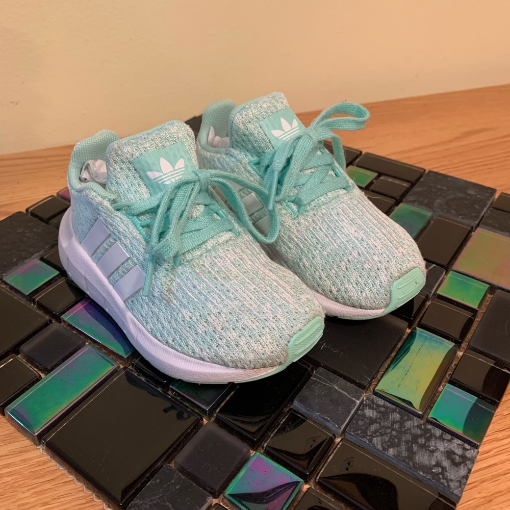 Sz 7k Mint Green Adidas Swift Run Kids Shoe in EUC